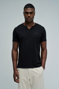 T-SHIRT MET MERKOPDRUK