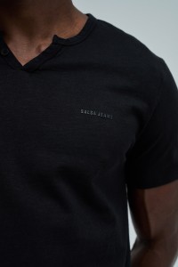 T-SHIRT MET MERKOPDRUK