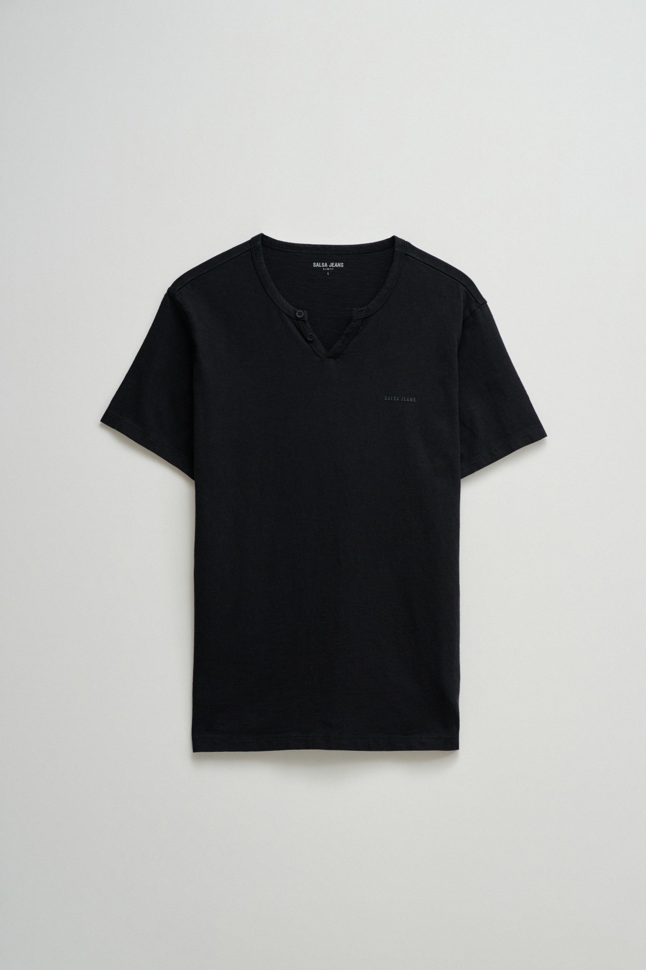 T-SHIRT MET MERKOPDRUK