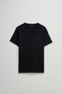 T-SHIRT MET MERKOPDRUK