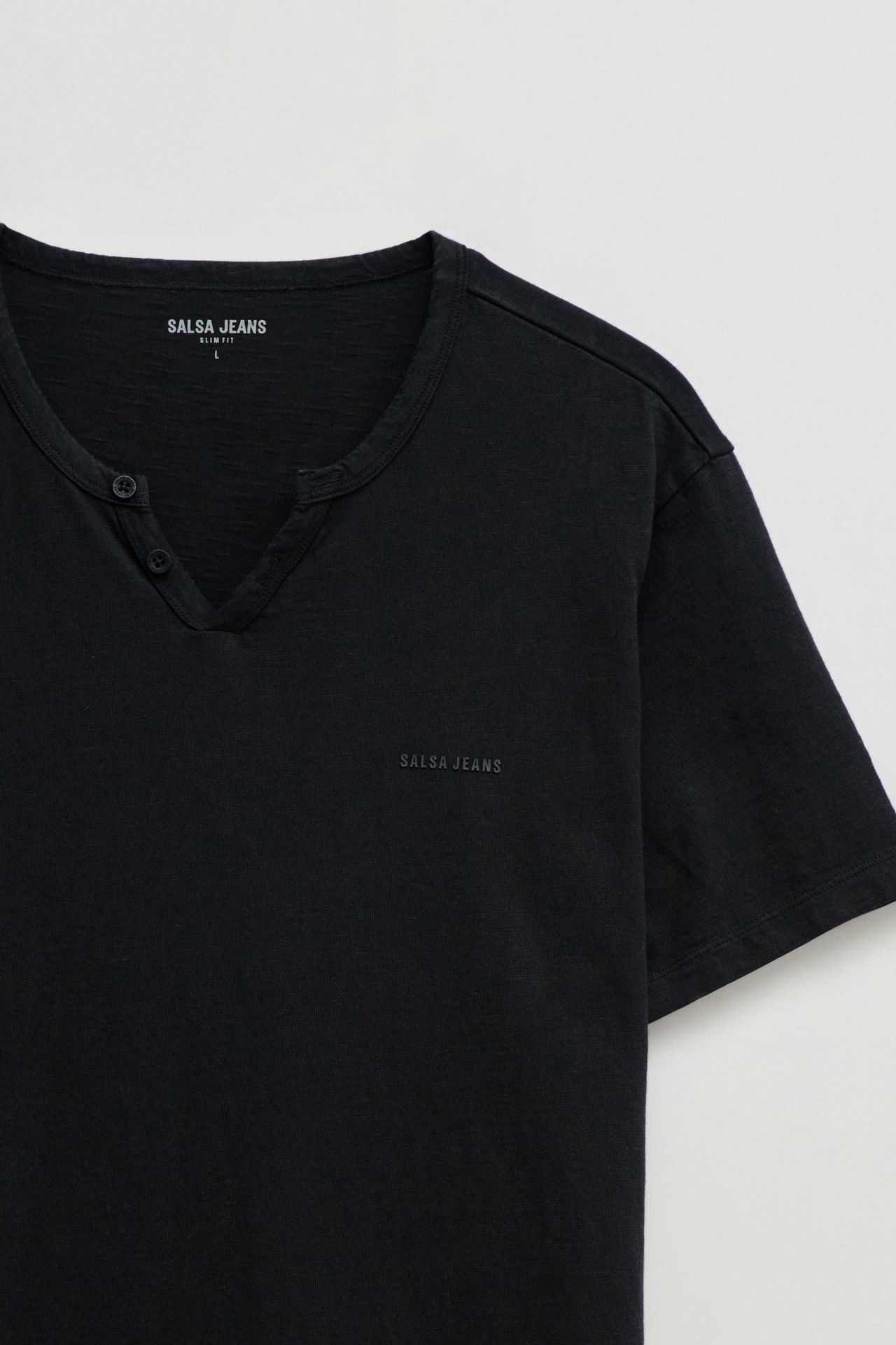 T-SHIRT MET MERKOPDRUK