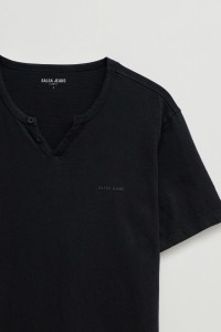 T-SHIRT MET MERKOPDRUK
