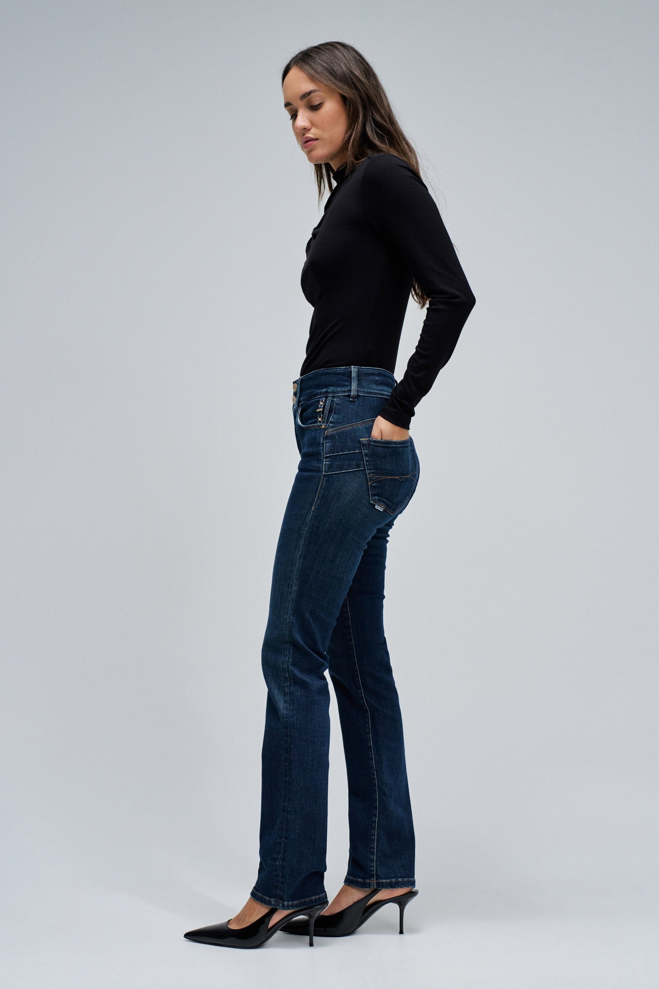 SECRET PUSH IN SLIM JEANS