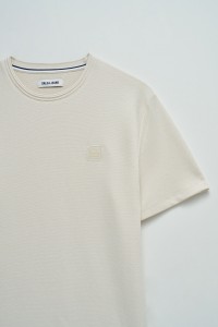 T-SHIRT MIT TEXTUR