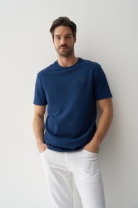 T-SHIRT MIT TEXTUR
