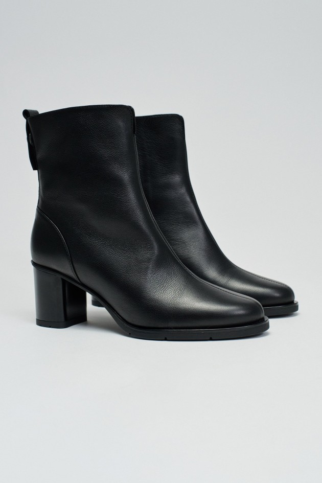 LEATHER BOOTS