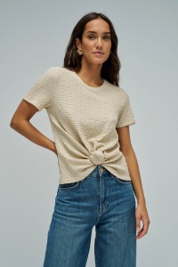 T-SHIRT TEXTURADA COM N� FRONTAL