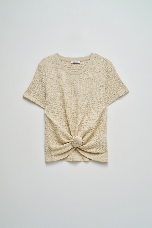 CAMISETA TEXTURIZADA CON NUDO FRONTAL