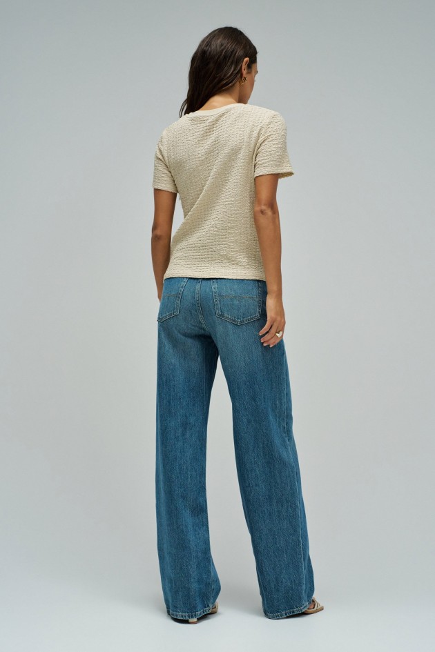 CAMISETA TEXTURIZADA CON NUDO FRONTAL