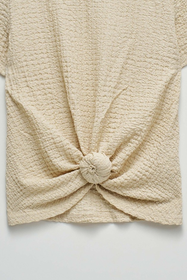 CAMISETA TEXTURIZADA CON NUDO FRONTAL