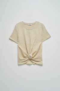 T-SHIRT TEXTURADA COM N� FRONTAL