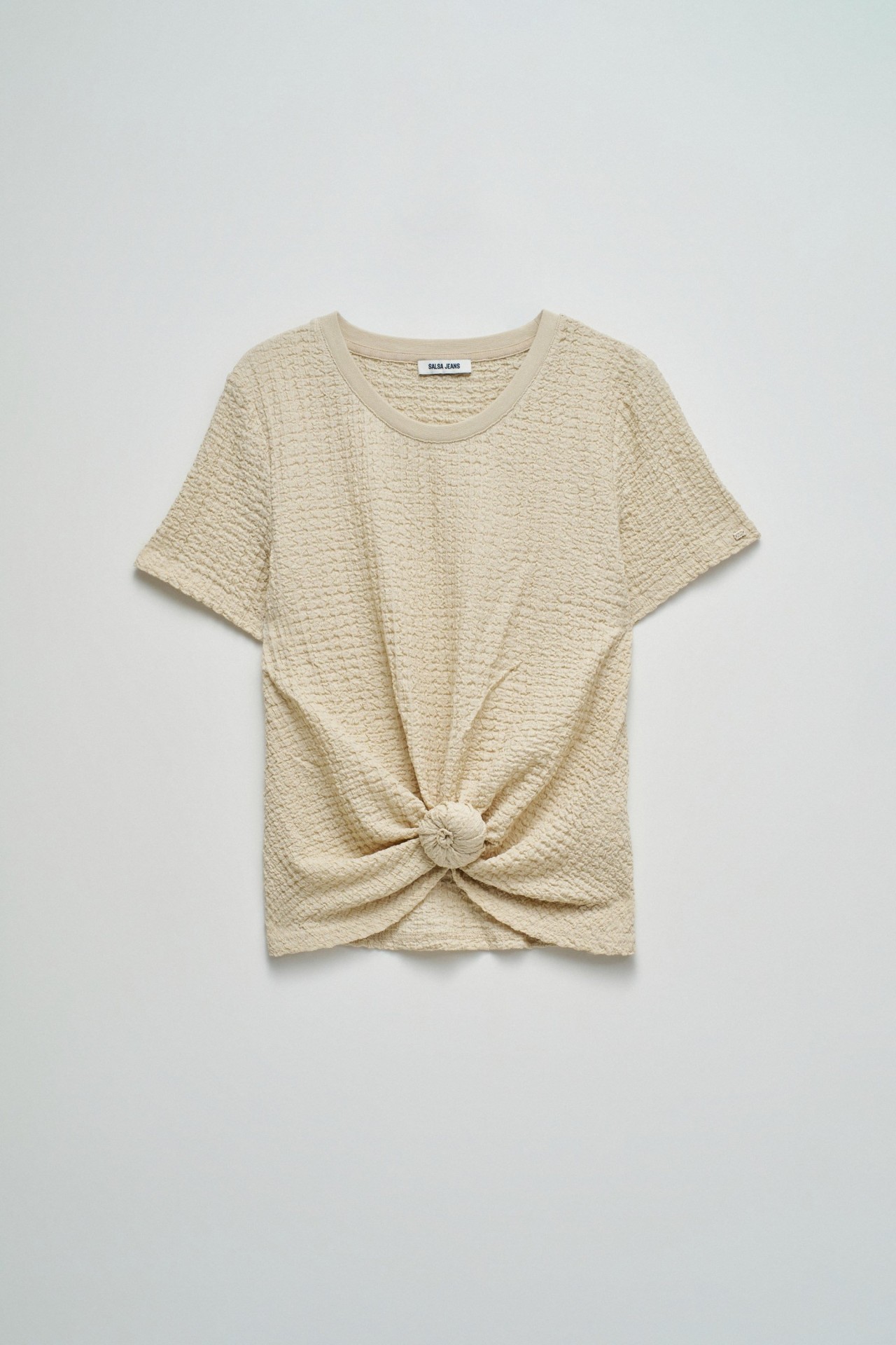 T-SHIRT TEXTURADA COM N� FRONTAL