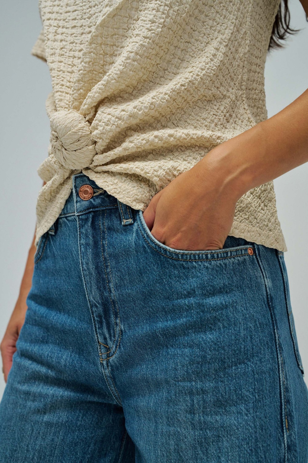 T-SHIRT TEXTURADA COM N� FRONTAL