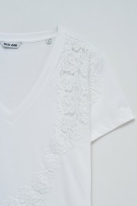 CAMISETA CON ENCAJE