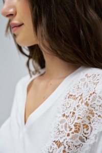 CAMISETA CON ENCAJE