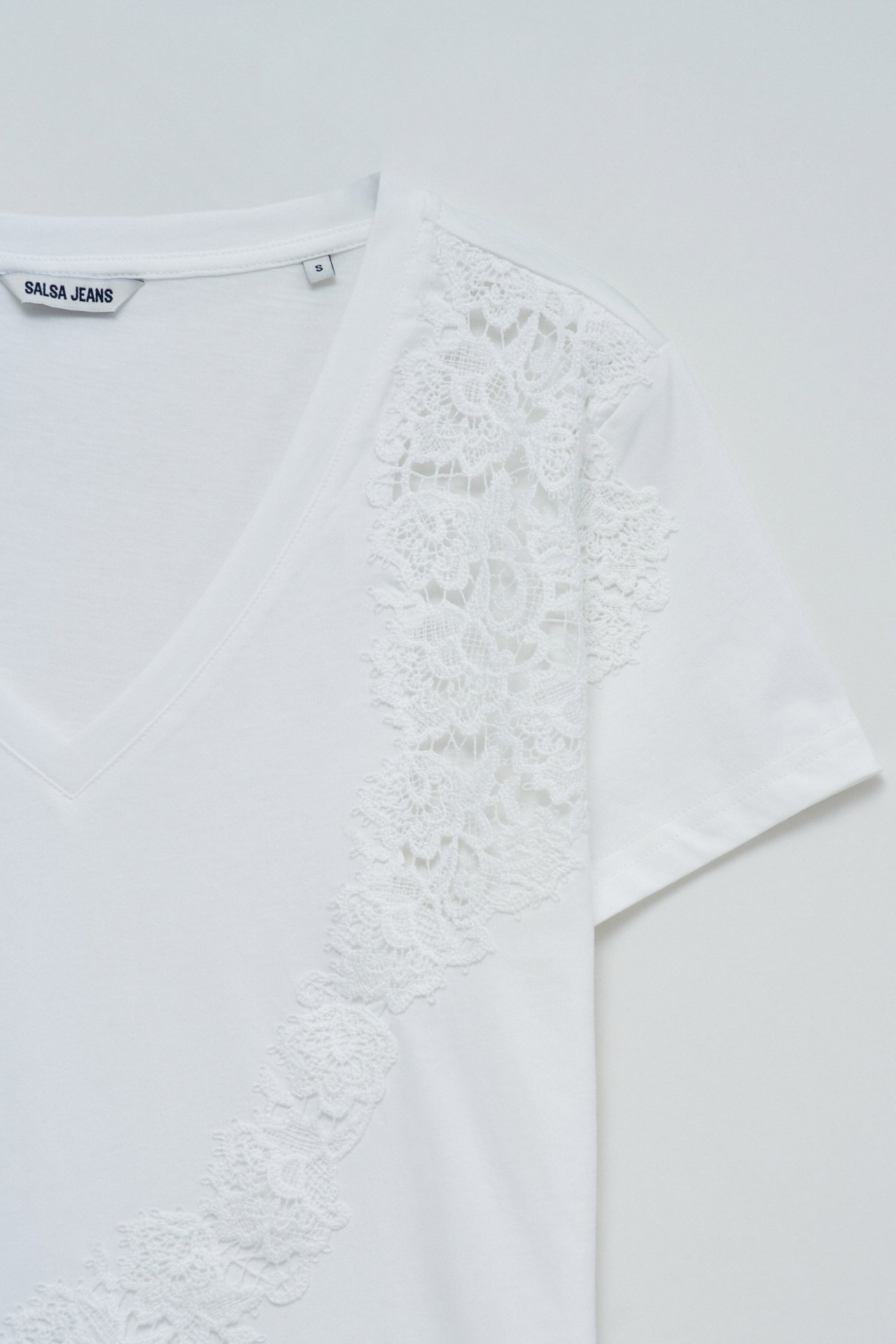 CAMISETA CON ENCAJE