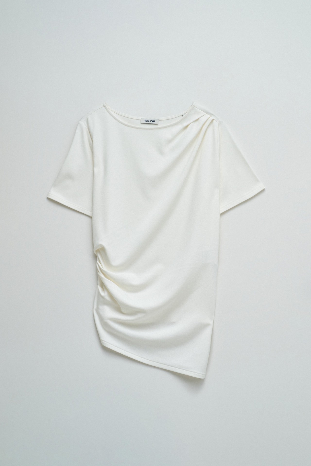 T-SHIRT ASYMMETRISCH MET DRAP�E