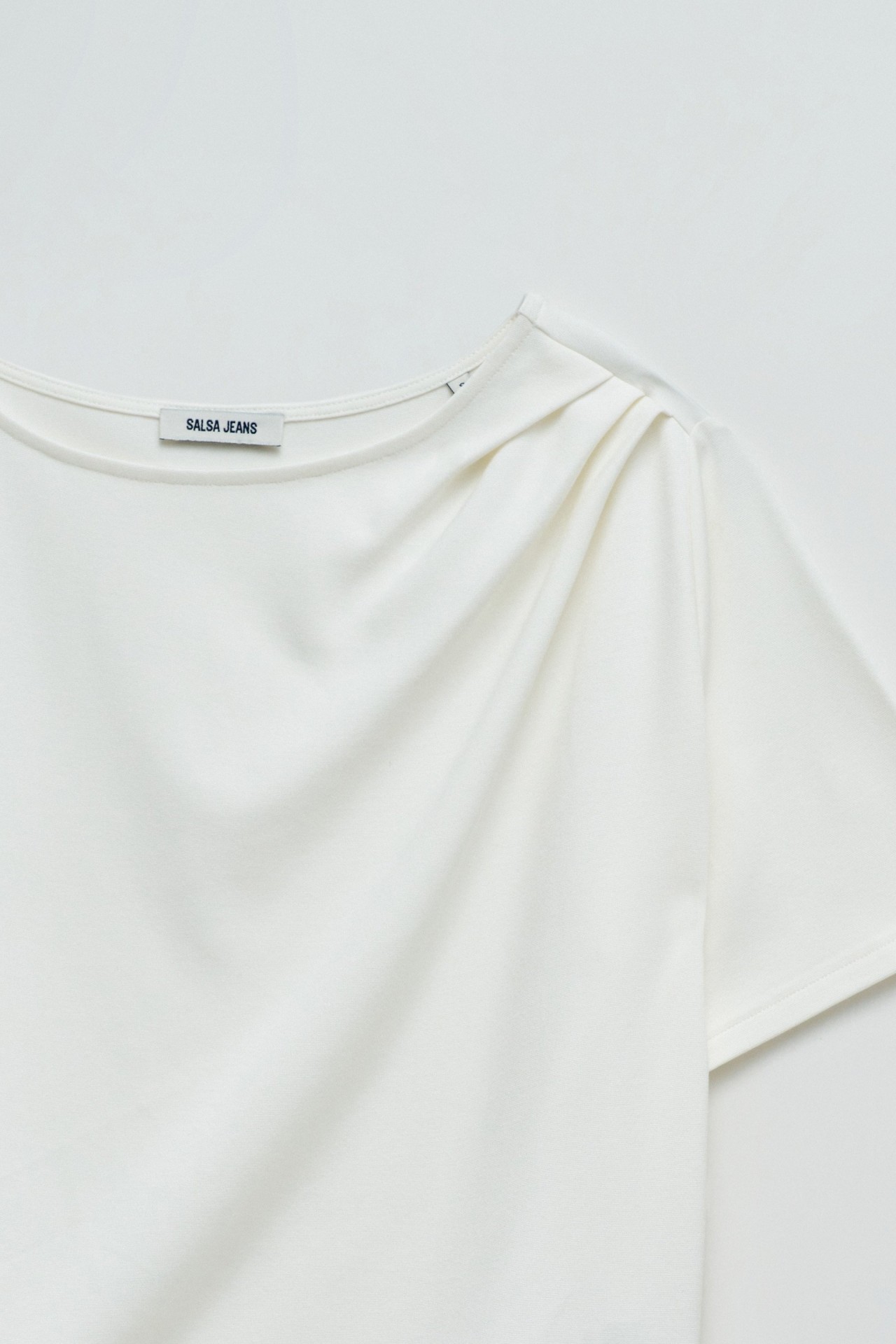 T-SHIRT ASYMMETRISCH MET DRAP�E