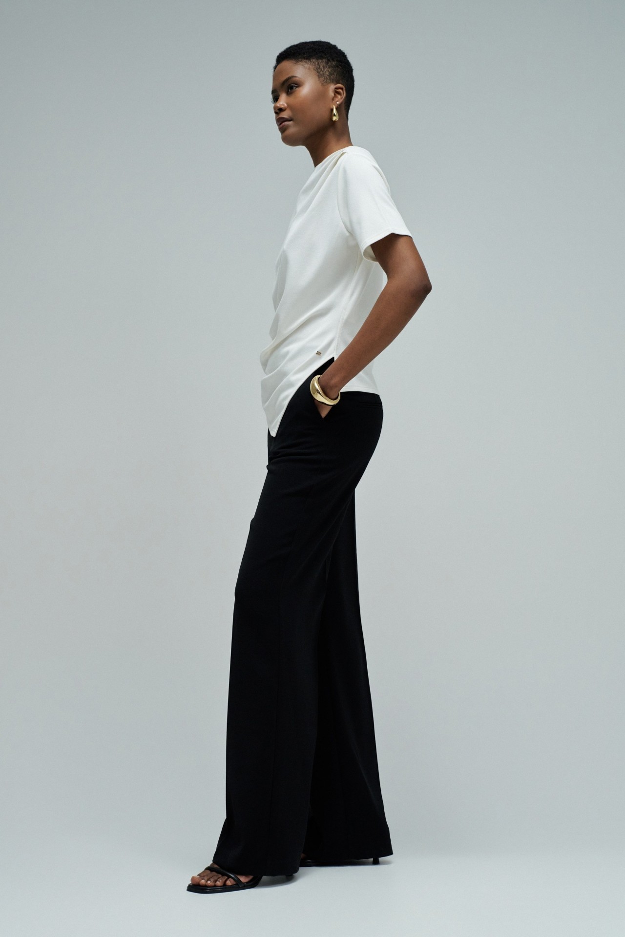 T-SHIRT ASYMMETRISCH MET DRAP�E