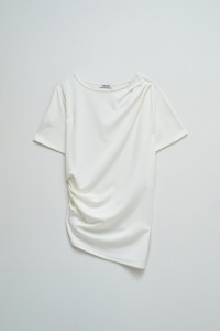 T-SHIRT ASYMMETRISCH MET DRAP�E