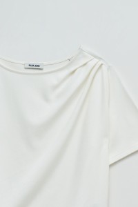 T-SHIRT ASYMMETRISCH MET DRAP�E