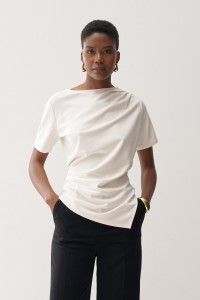 T-SHIRT ASYMMETRISCH MET DRAP�E
