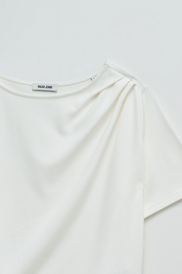 T-SHIRT ASYMMETRISCH MET DRAPÉE