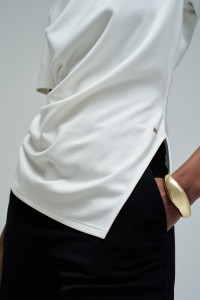 T-SHIRT ASYMMETRISCH MET DRAP�E