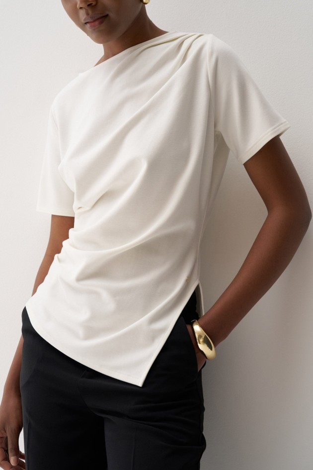 T-SHIRT ASYMMETRISCH MET DRAPÉE