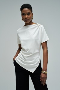 T-SHIRT ASYMMETRISCH MET DRAP�E