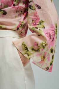 BLOUSE MET STRIKDETAIL VOORAAN
