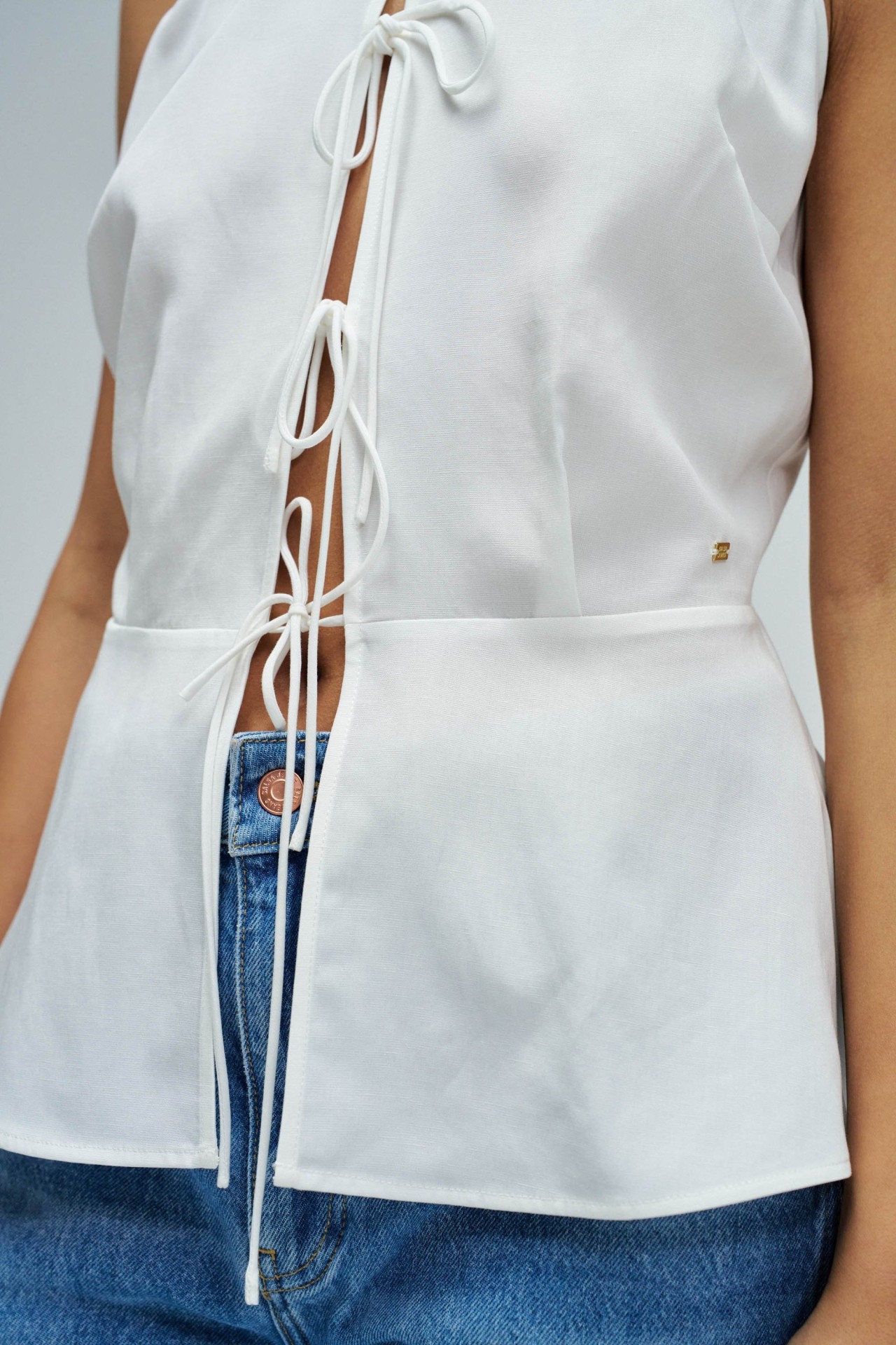 TOP EN LIGHTDENIM AVEC OUVERTURE FRONTALE
