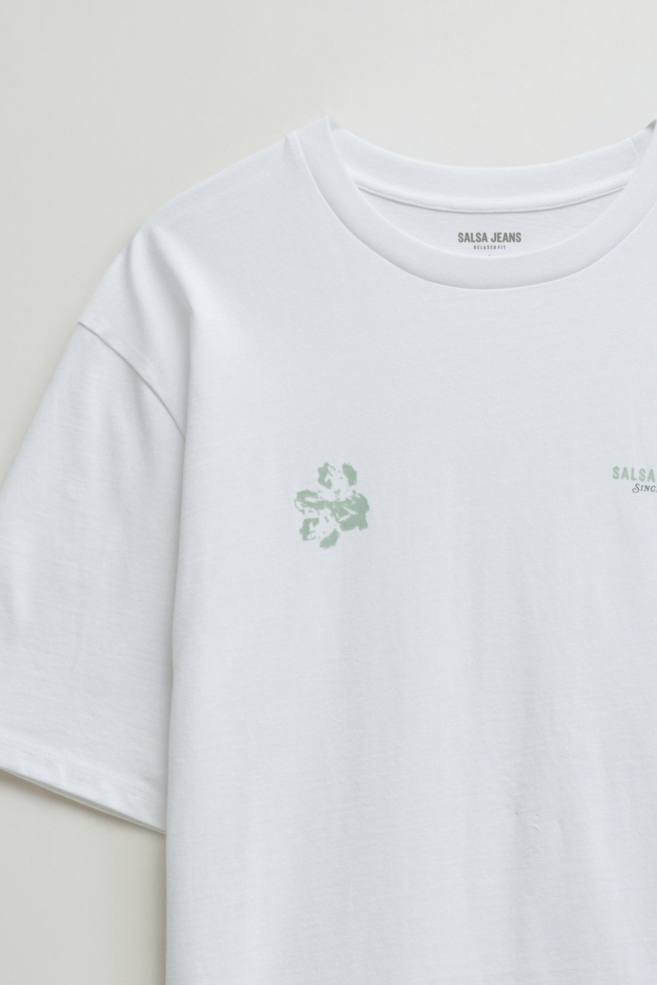 T-SHIRT MET DRUK EN BRANDING