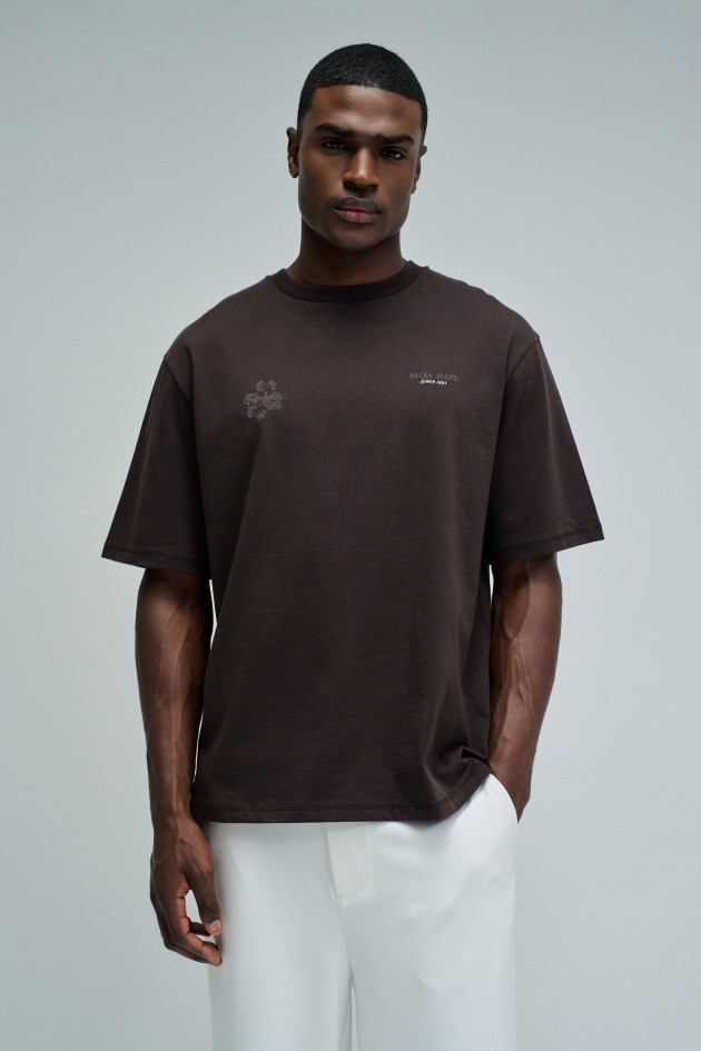 T-SHIRT MET DRUK EN BRANDING