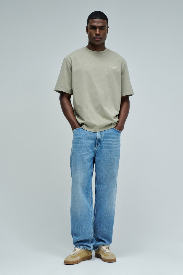 T-SHIRT MET MERKOPDRUK