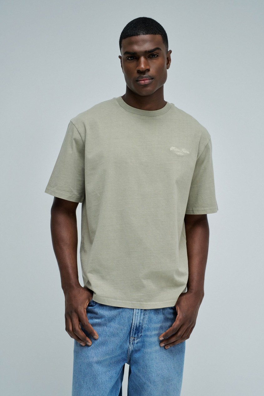 T-SHIRT MET MERKOPDRUK