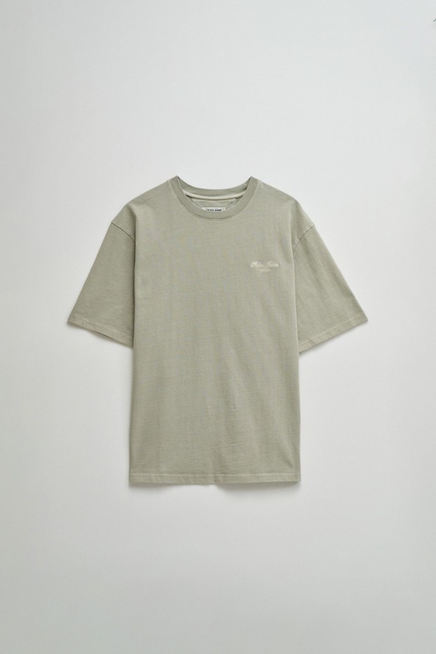 T-SHIRT MET MERKOPDRUK