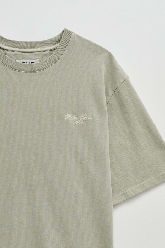 T-SHIRT MET MERKOPDRUK