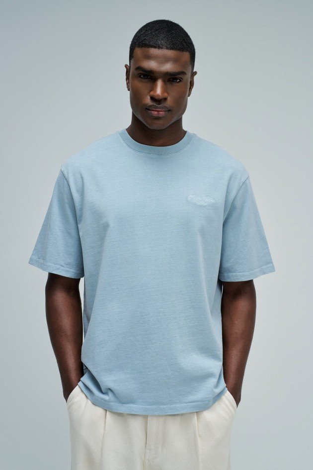 T-SHIRT MET MERKOPDRUK