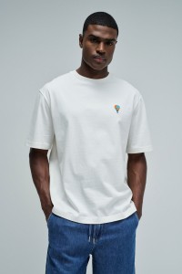 T-SHIRT MET DRUK OP DE ACHTERKANT