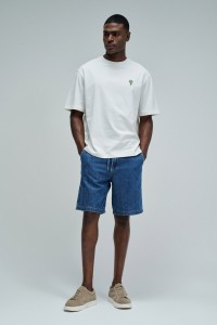 T-SHIRT MET DRUK OP DE ACHTERKANT