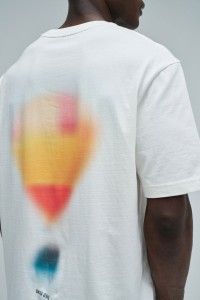 T-SHIRT MET DRUK OP DE ACHTERKANT