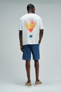 T-SHIRT MET DRUK OP DE ACHTERKANT