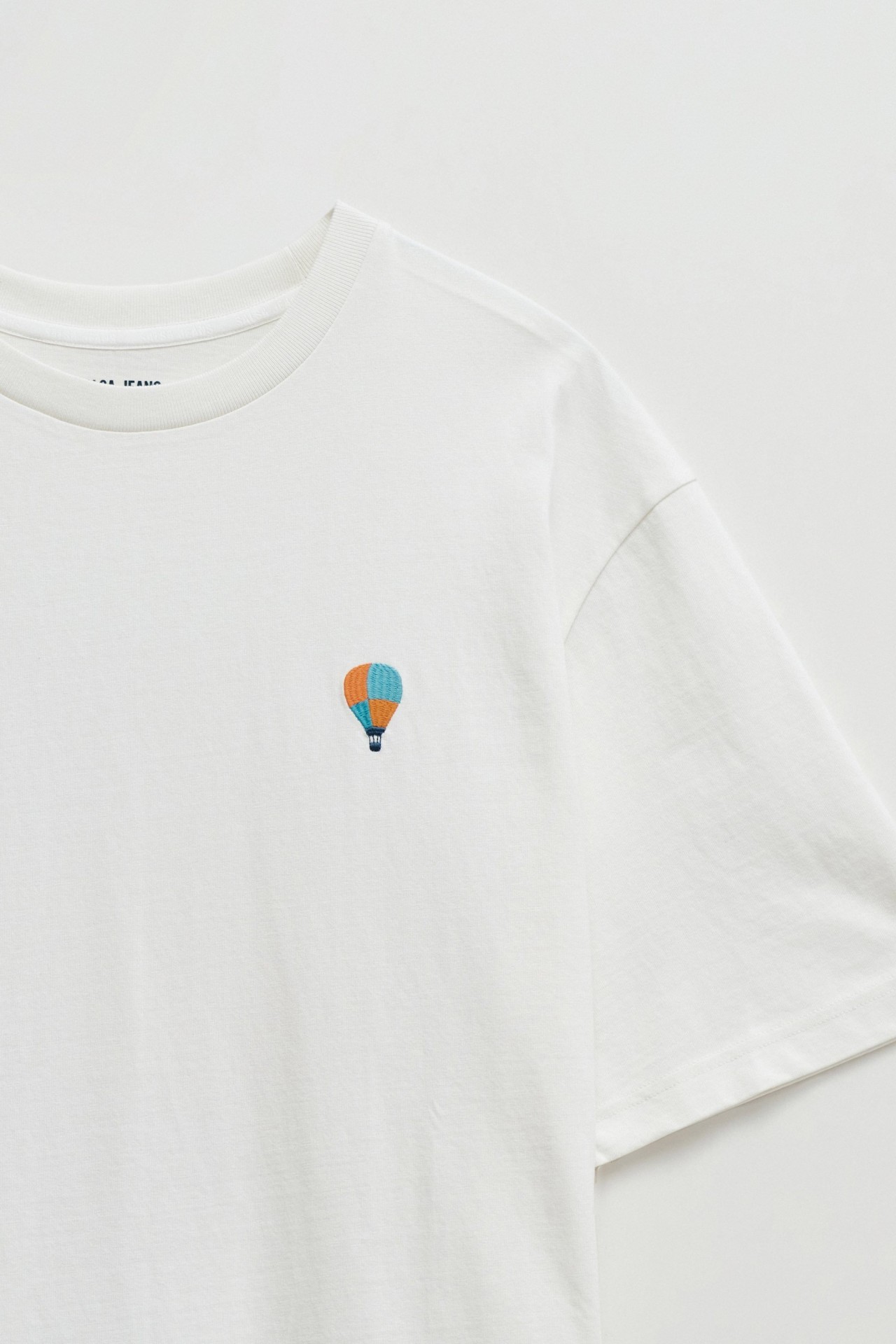 T-SHIRT MET DRUK OP DE ACHTERKANT
