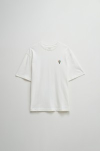 T-SHIRT MET DRUK OP DE ACHTERKANT