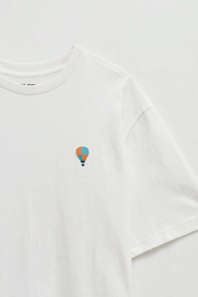 T-SHIRT MET DRUK OP DE ACHTERKANT