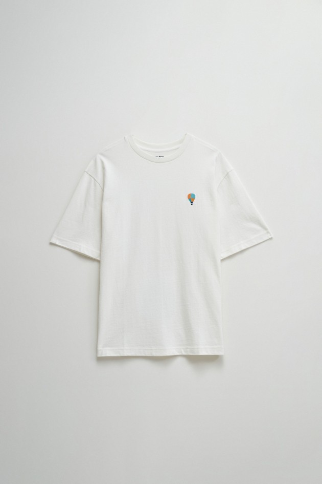 T-SHIRT MET DRUK OP DE ACHTERKANT