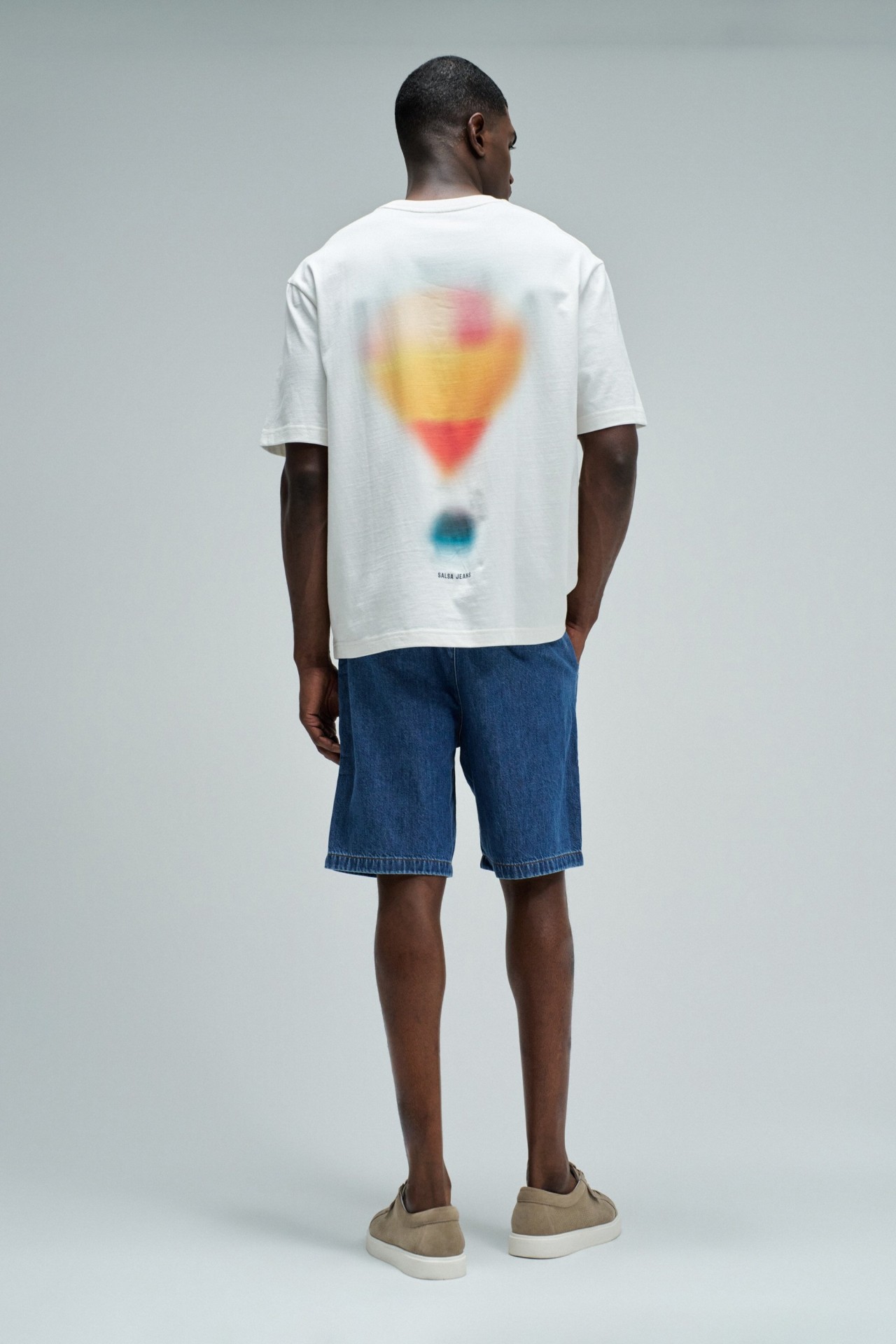T-SHIRT MET DRUK OP DE ACHTERKANT