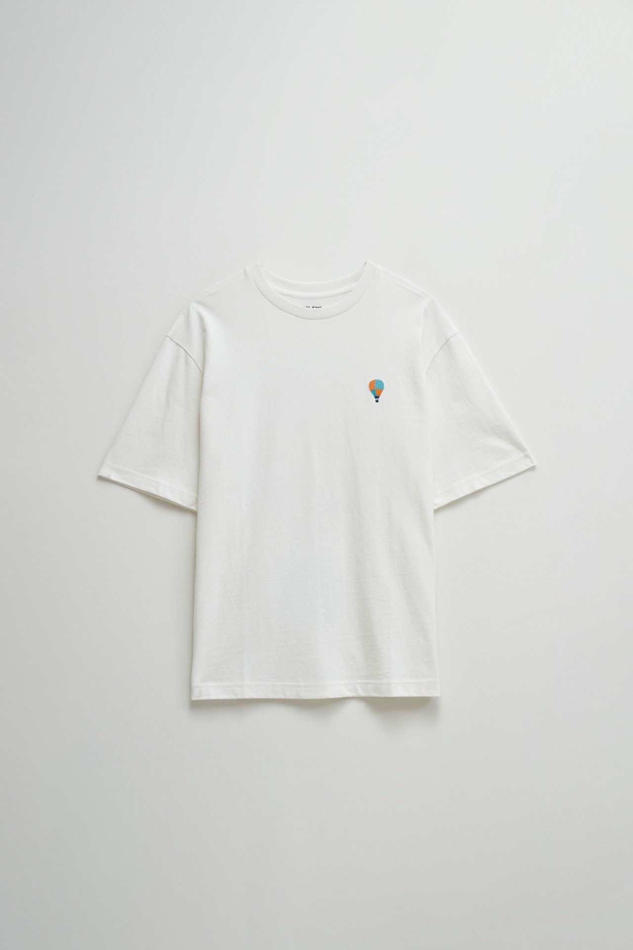 T-SHIRT MET DRUK OP DE ACHTERKANT