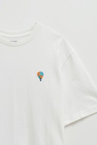 T-SHIRT MET DRUK OP DE ACHTERKANT